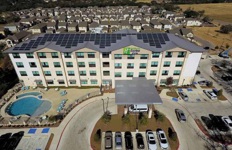 4 ways installers can communicate the benefits of energy storage to hotels